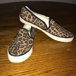American Eagle leopard print shoe